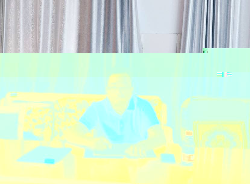 桌子前坐着穿藍色衣服的人中度可信度描述已自動生成