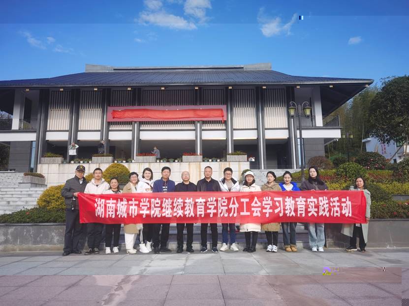 圖片包含 建築, 戶外, 路, 火車描述已自動生成